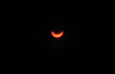 De geeclipseerde Zon door een eclipsebril